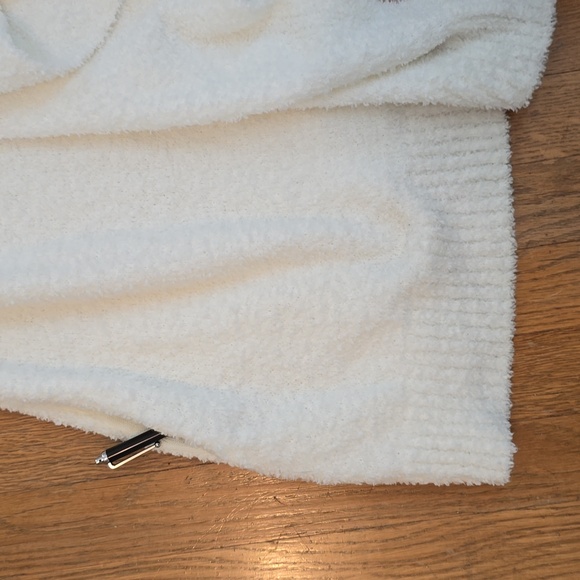 AMBRIELLE BRAND WOMEN'S "POLAR BEAR" WHITE WARM, SOFT ROBE SIZE LARGE - Picture 15 of 16